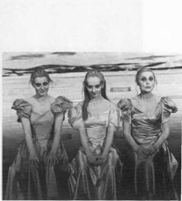 «Три сестры» А.П. Чехова. Маша - П. фон Бек, Ирина ^ В. Дрольц, Ольга - В. Байер.