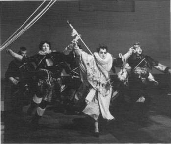 Сцена из спектакля «Ричард II» по пьесе Шекспира. Режиссер А. Мнушкина. Театр