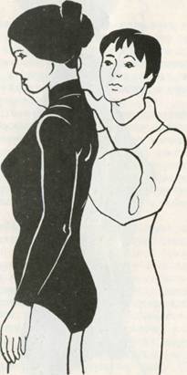 2. Сисели Берри с актрисой Линн Дерт показывают положение, при котором спина